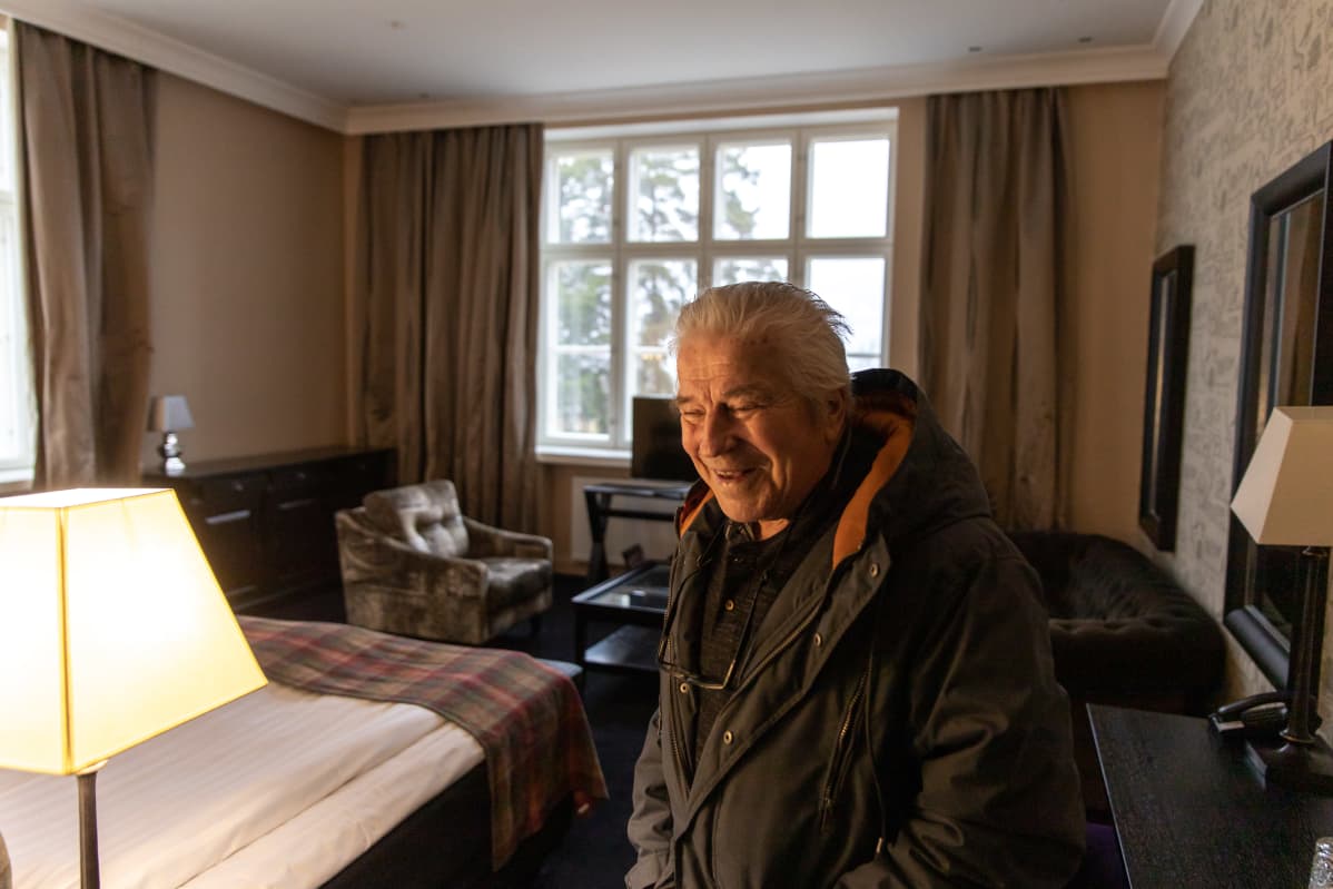 Matti Hjerppe Holiday Clubin hotellihuoneessa, joka ennen oli sairaalahuone.