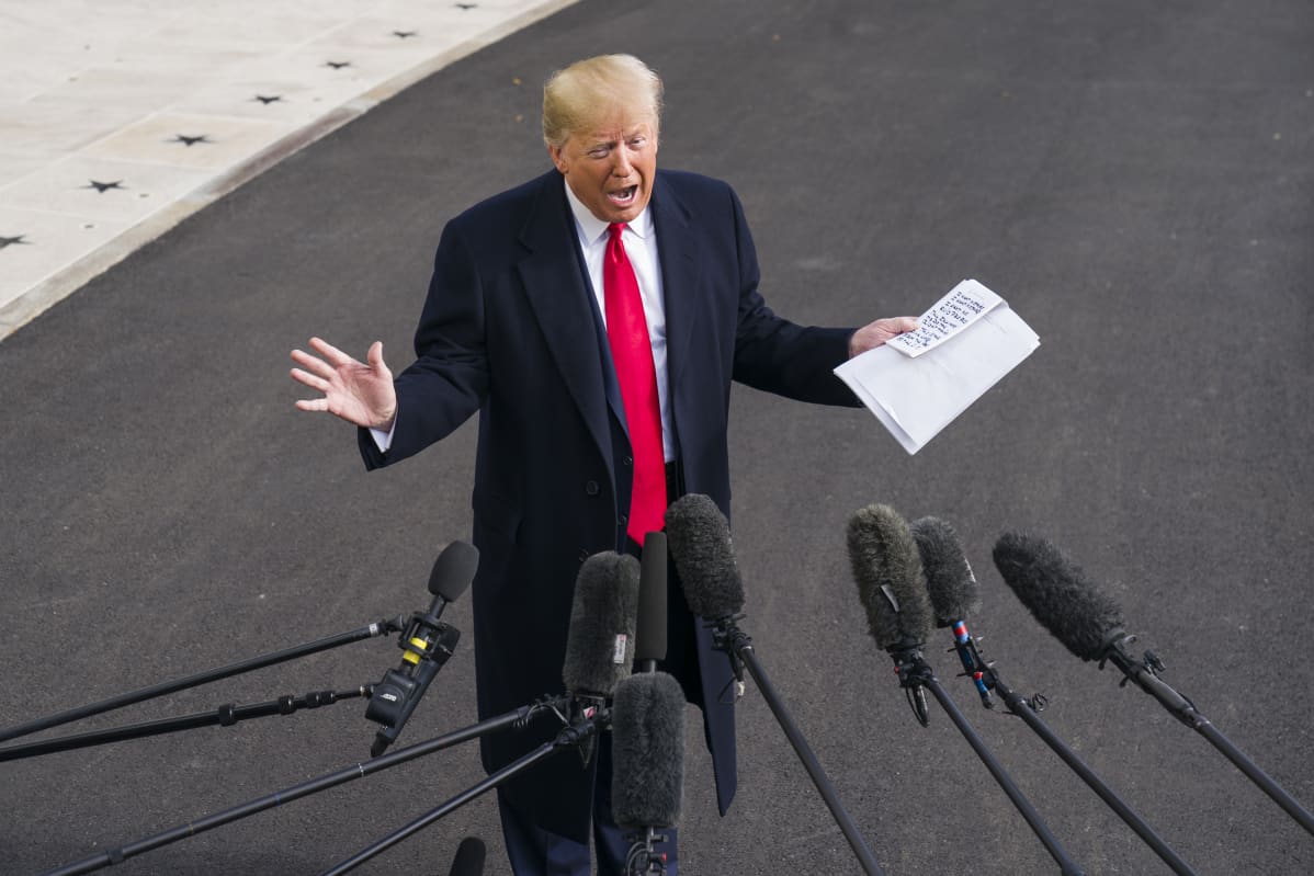 Yhdysvaltojen presidentti Donald Trump kommentoi virkarikostutkintaa Valkoisen talon edustalla.