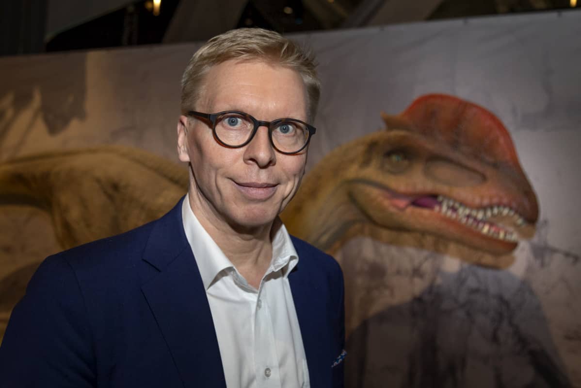 Koivu puolikuvassa katsoo kameraan.