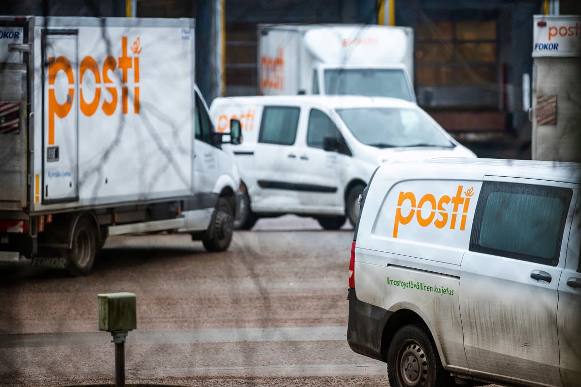 Postin kuorma-autoja ja pakettiautoja Postintaipaleella Helsingin Ilmalassa.