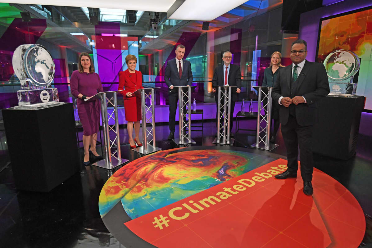 Liberaalidemokraattien Jo Swinson, Skotlannin kansallispuolueen SNP:n Nicola Sturgeon, Walesin itsenäisyyttä ajavan Plaid Cymrun Adam Price, työväenpuolueen Jeremy Corbyn sekä vihreän puolueen Sian Berry Channel 4 Newsin vaaliväittelyssä.