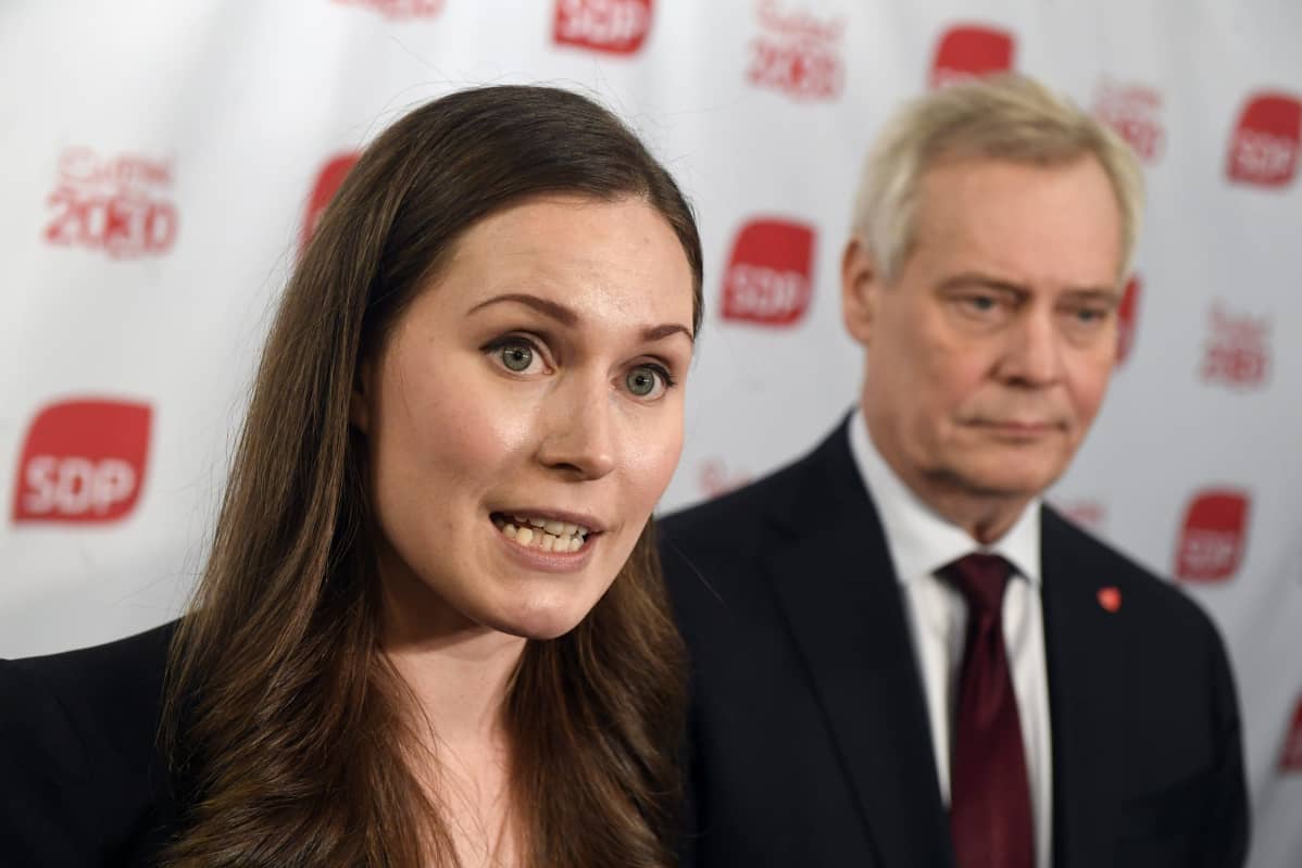 Sanna Marin och Antti Rinne håller presskonferens.