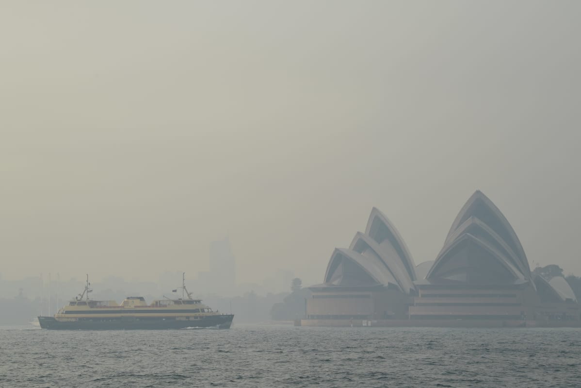 Maastopalon savu peittää Sydneyn oopperatalon.