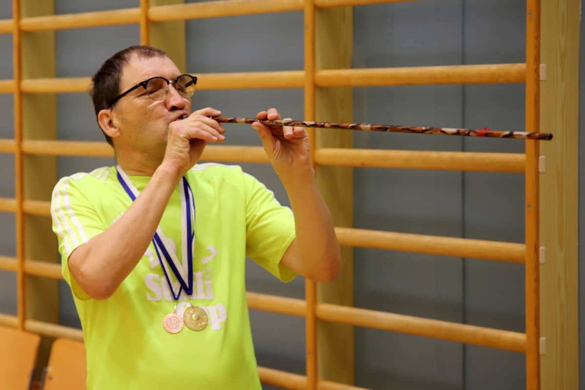 Tapani Komppa ampuu puhellusputkella