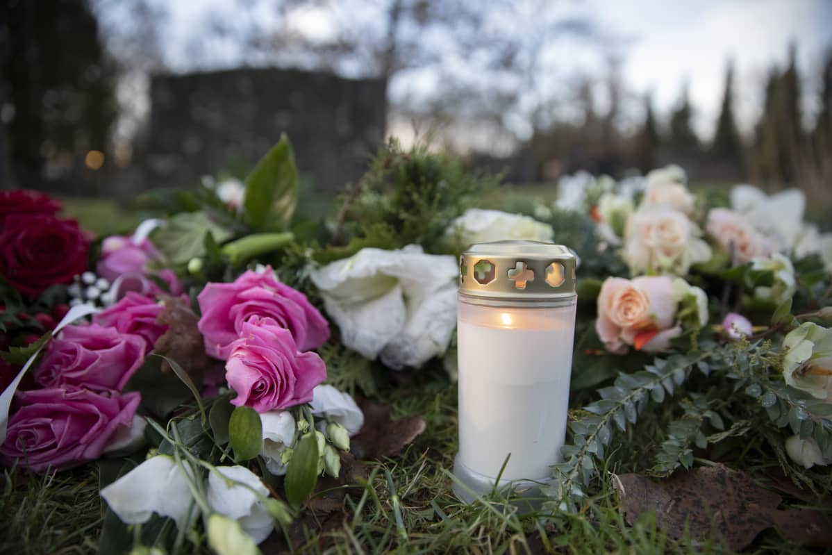 kynttilöitä ja kukkia hautausmaalla