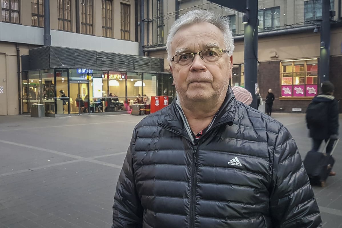 kansalainen rautatieasemalla