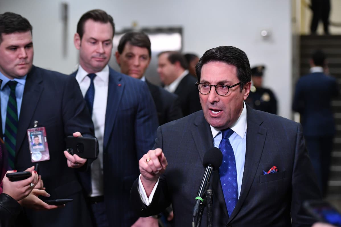 Yhdysvaltain presidentti Donald Trumpin henkilökohtainen asianajaja Jay Sekulow puhumassa lehdistölle 24. tammikuuta 2020.