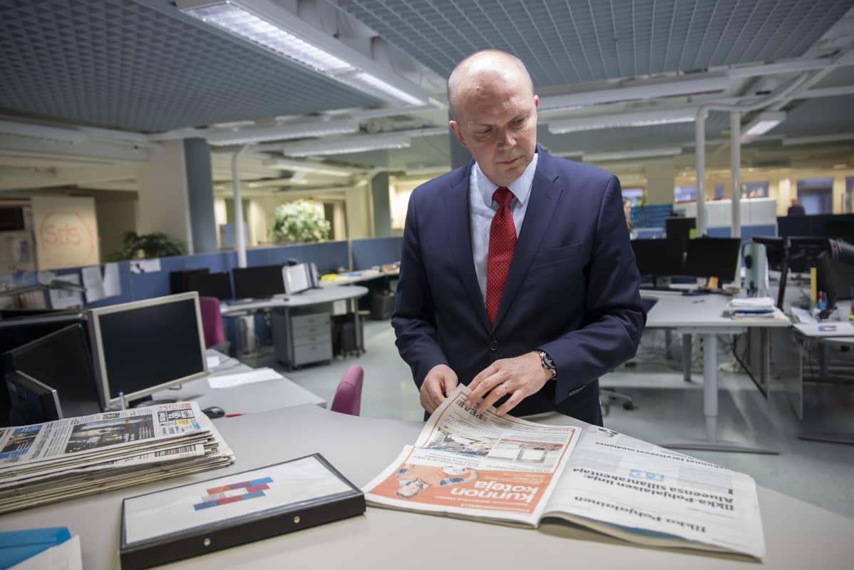 Markku Mantila selailee uutta Ilkka-Pohjalainen lehteä.