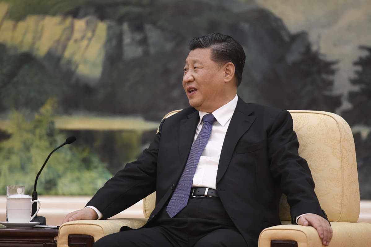 Xi Jinping istuu.