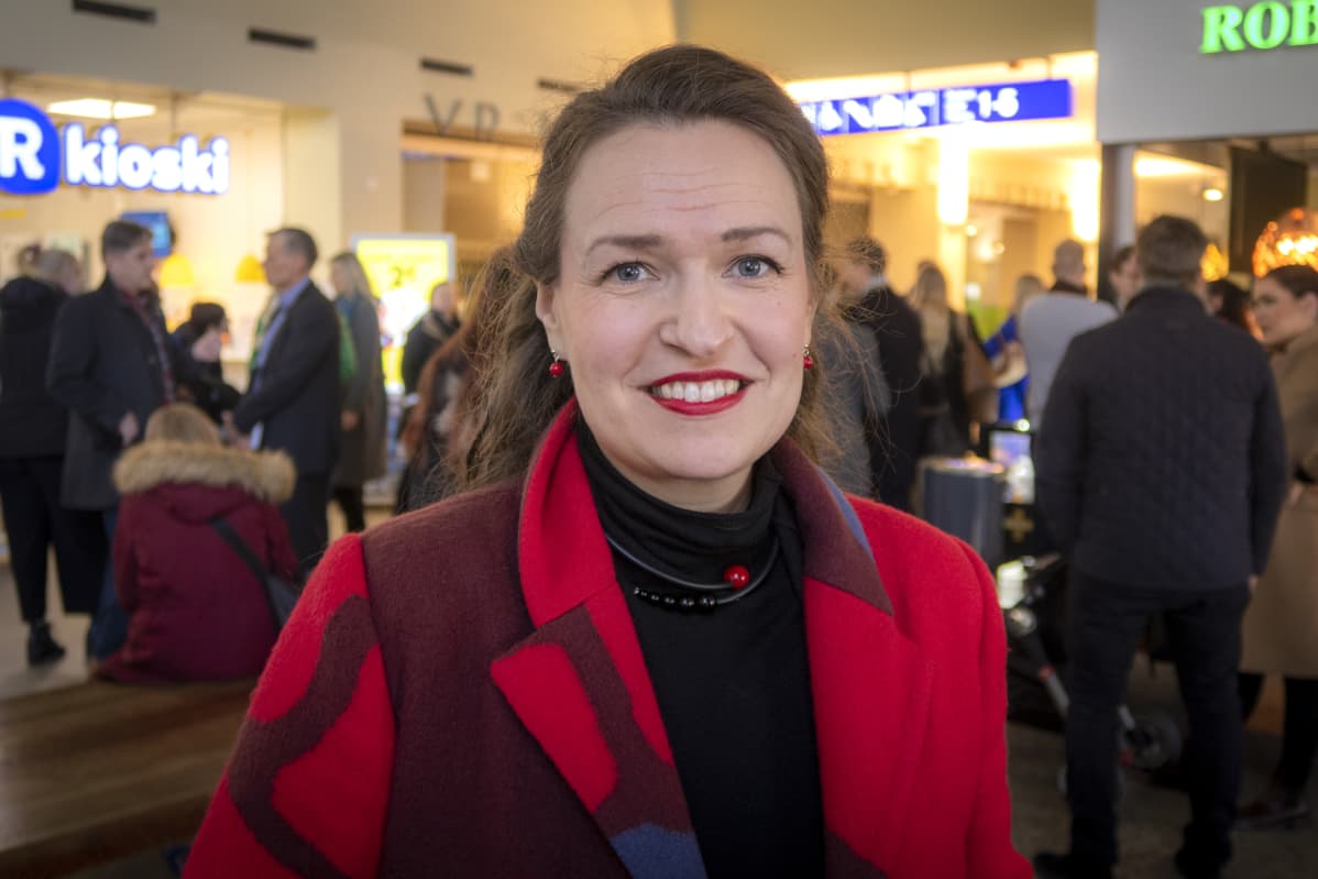 Anna-Kaisa Ikonen Tampereen rautatieasemalla