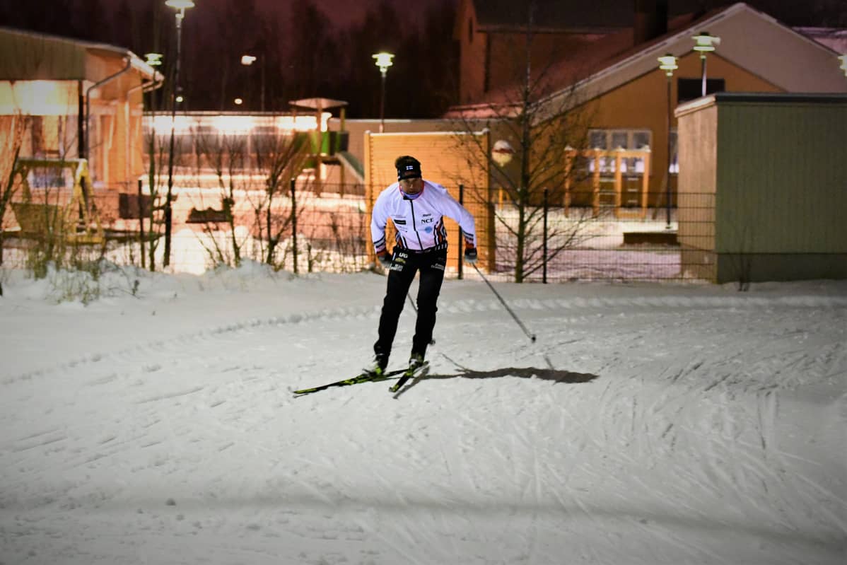 Hans Mäenpää i skidspåret i Jakobstad.