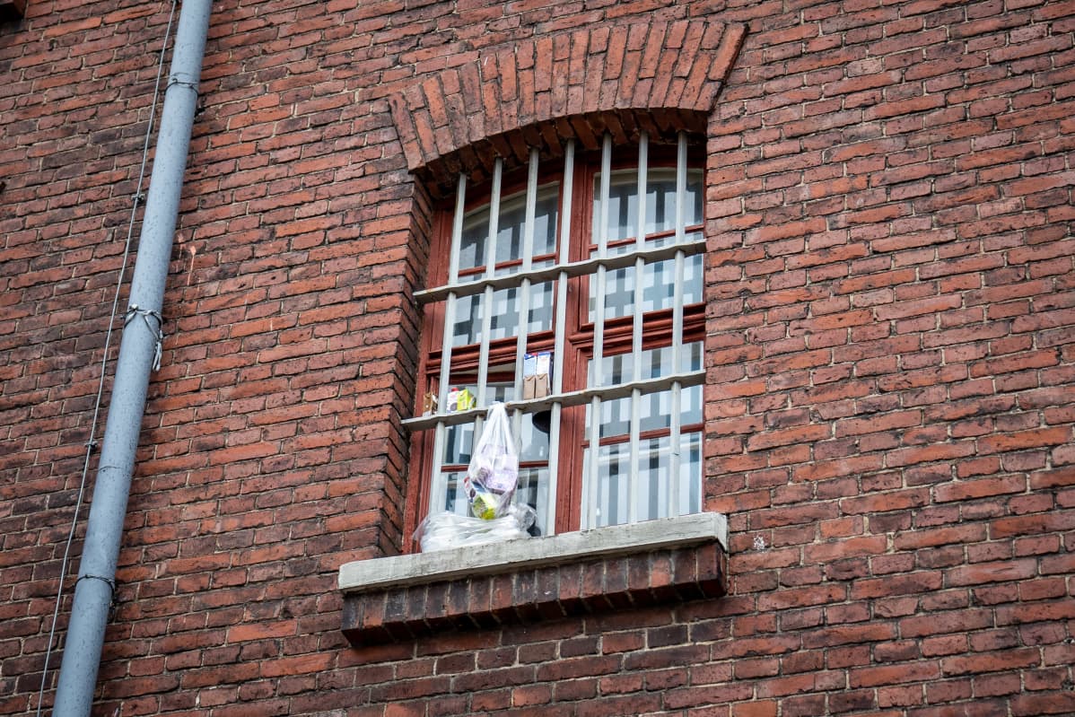 Vankilan ikkuna jossa ruokaa jäähtymässä, Helsingin vankila