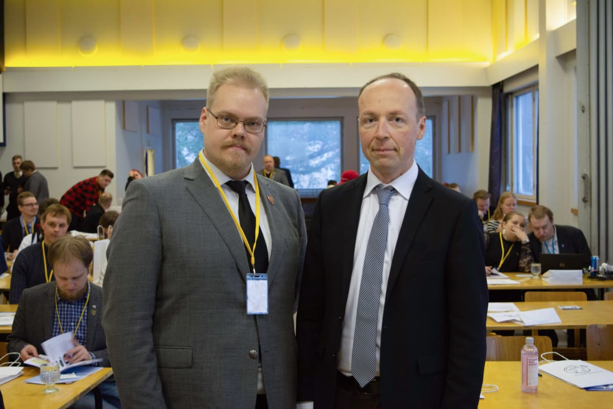 Perussuomalaisten nuorten toinen varapuheenjohtaja Toni Jalonen (vas.) ja perussuomalaisten puheenjohtaja Jussi Halla-aho perussuomalaisten nuorten syyskokouksessa Riihimäellä 9. marraskuuta 2019.