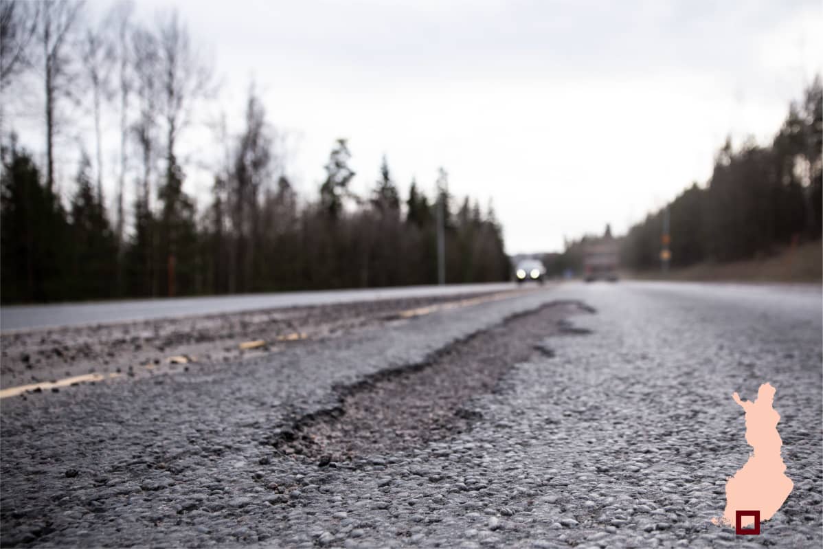 Reikä tiessä Kehä II:lla(Kilonväylä) Espoossa.