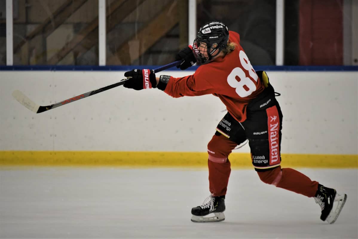 Ishockeyspelaren Ronja Savolainen på isen.