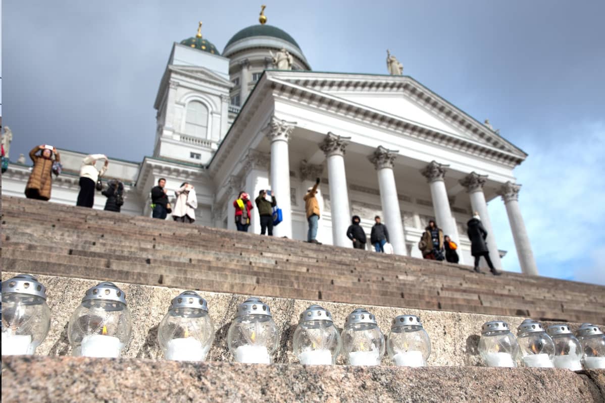 Talvisodan päättymisen muistojuhlan kynttilöitä Helsingin tuomiokirkon portailla.
