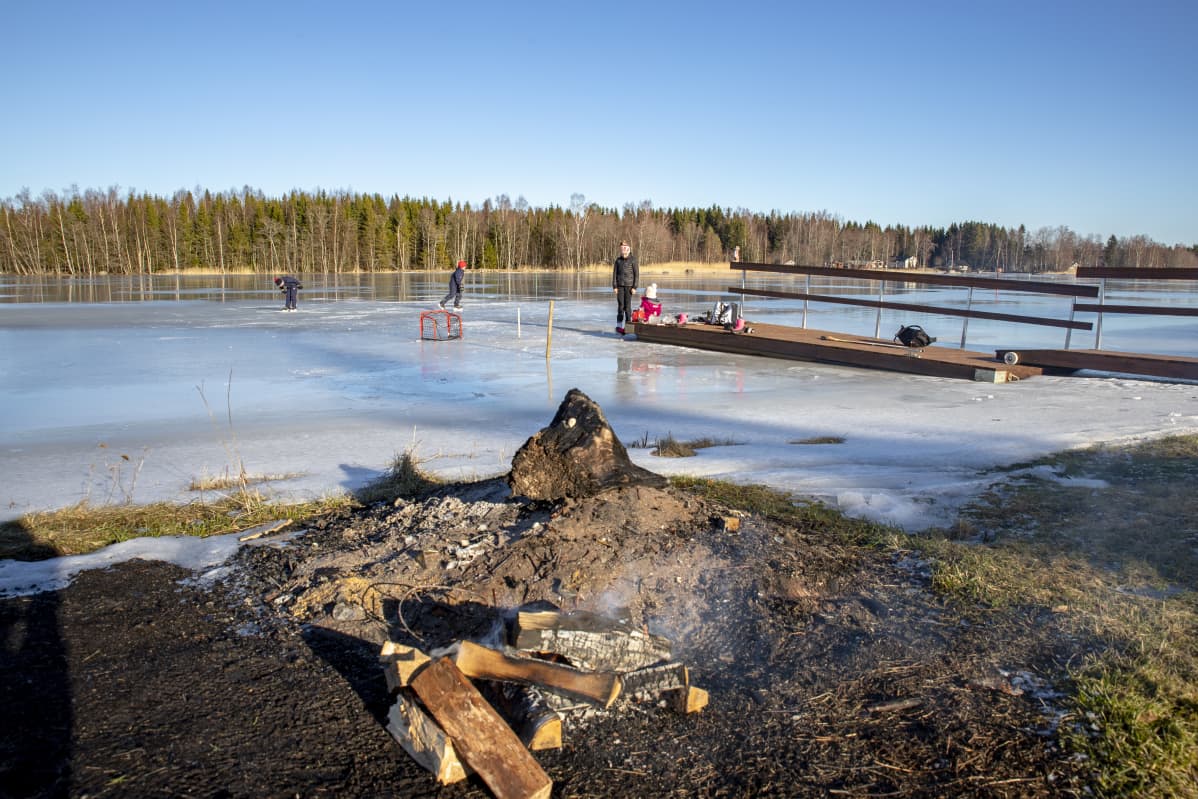 perhe luistelee järvenjäällä hickaröösa