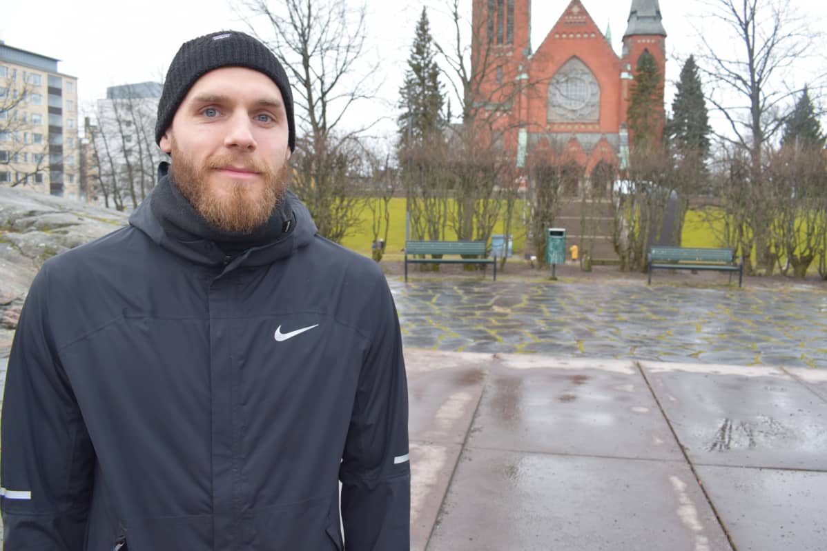 Timo Furuholm Turun Mikaelinkirkon edessä.
