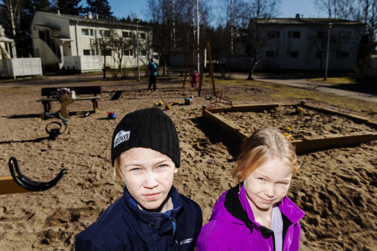 Leevi ja Alina poseeraavat leikkipuistossa.