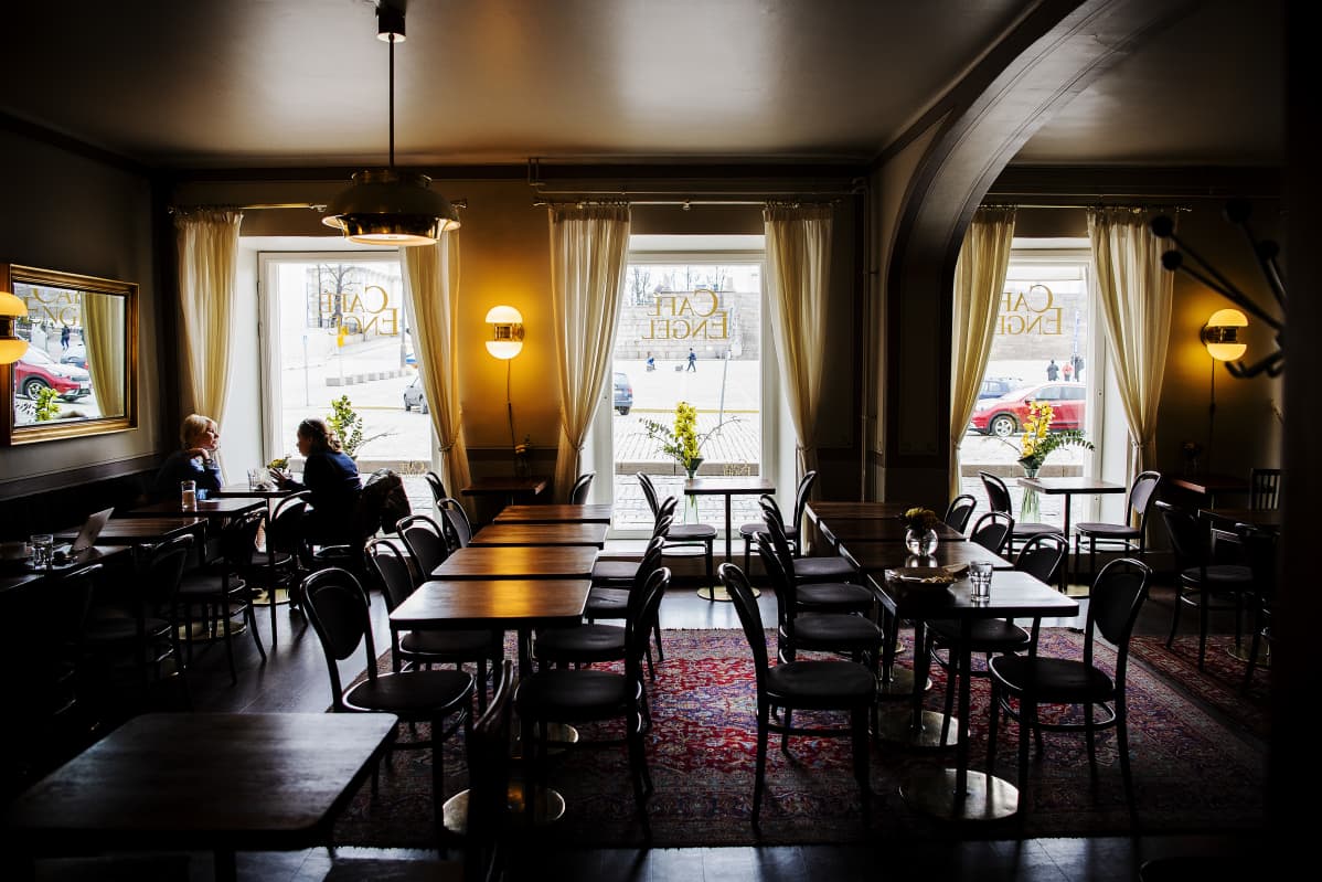 Kuvassa on Senaatintorin vieressä sijaitseva Cafe Engel.