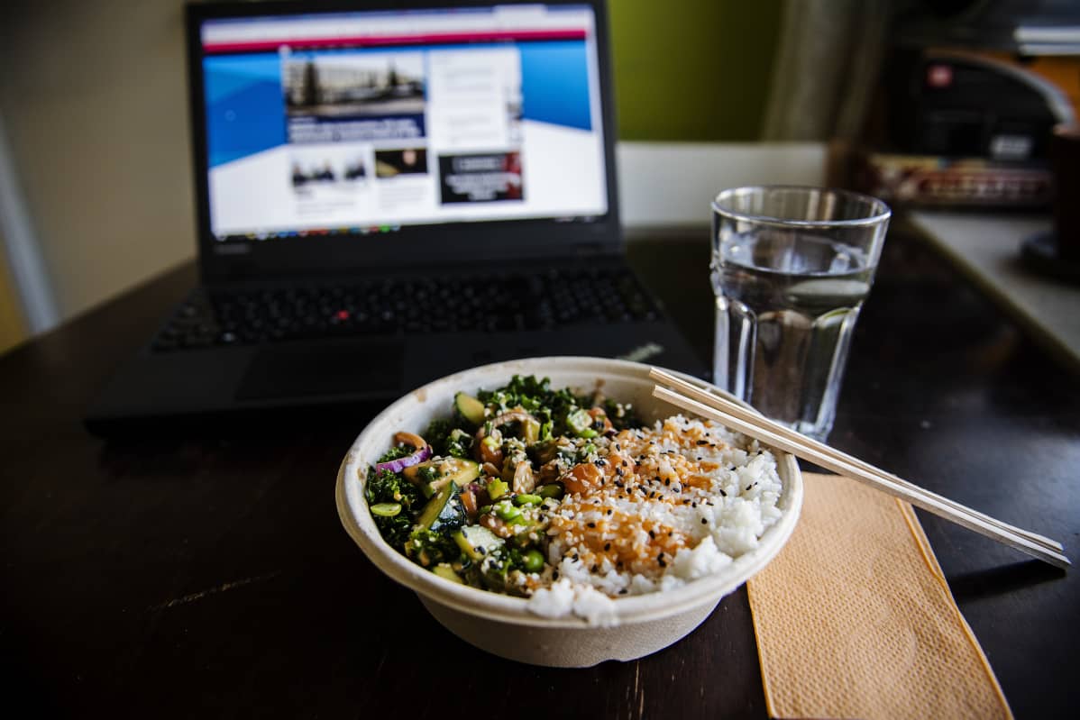 Kuvassa on poke bowl -ruoka-annos lohella ja riisillä keittiön pöydällä.