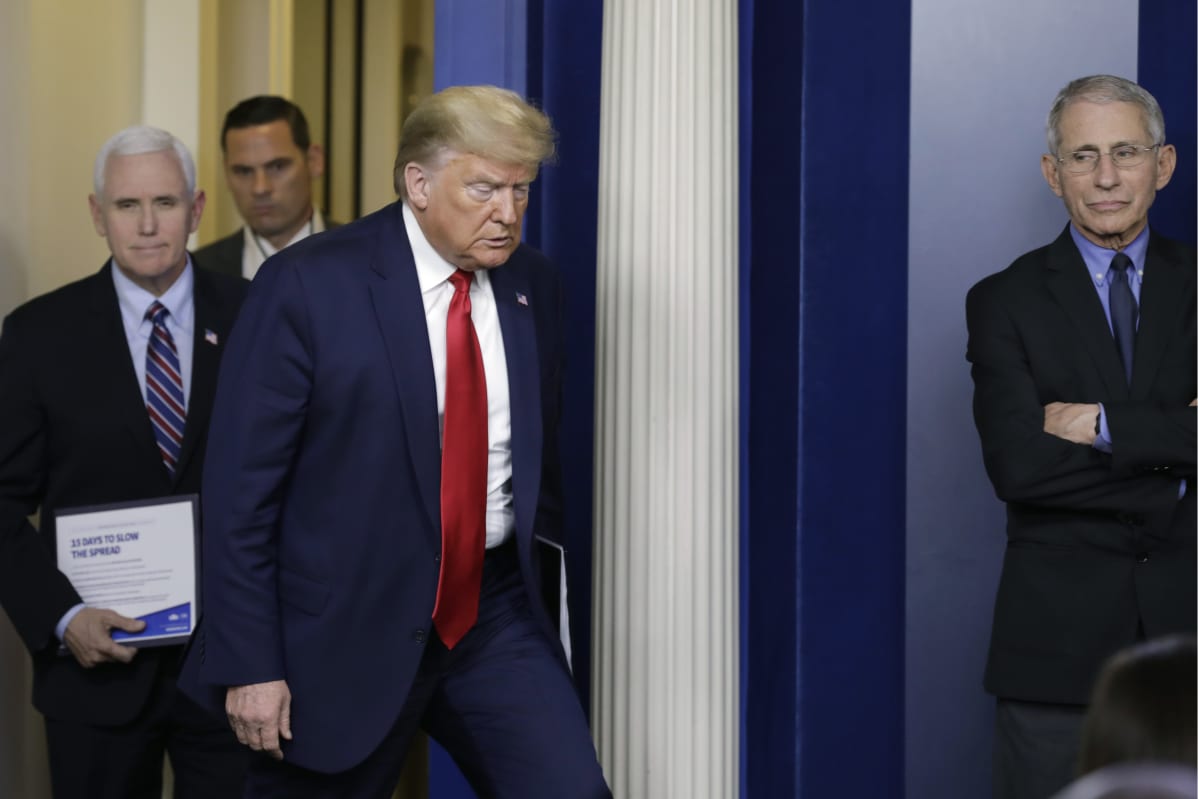 Donald Trump ja Mike Pence saapuvat lehdistötilaisuuteen. Anthony Fauci oli jo paikalla.