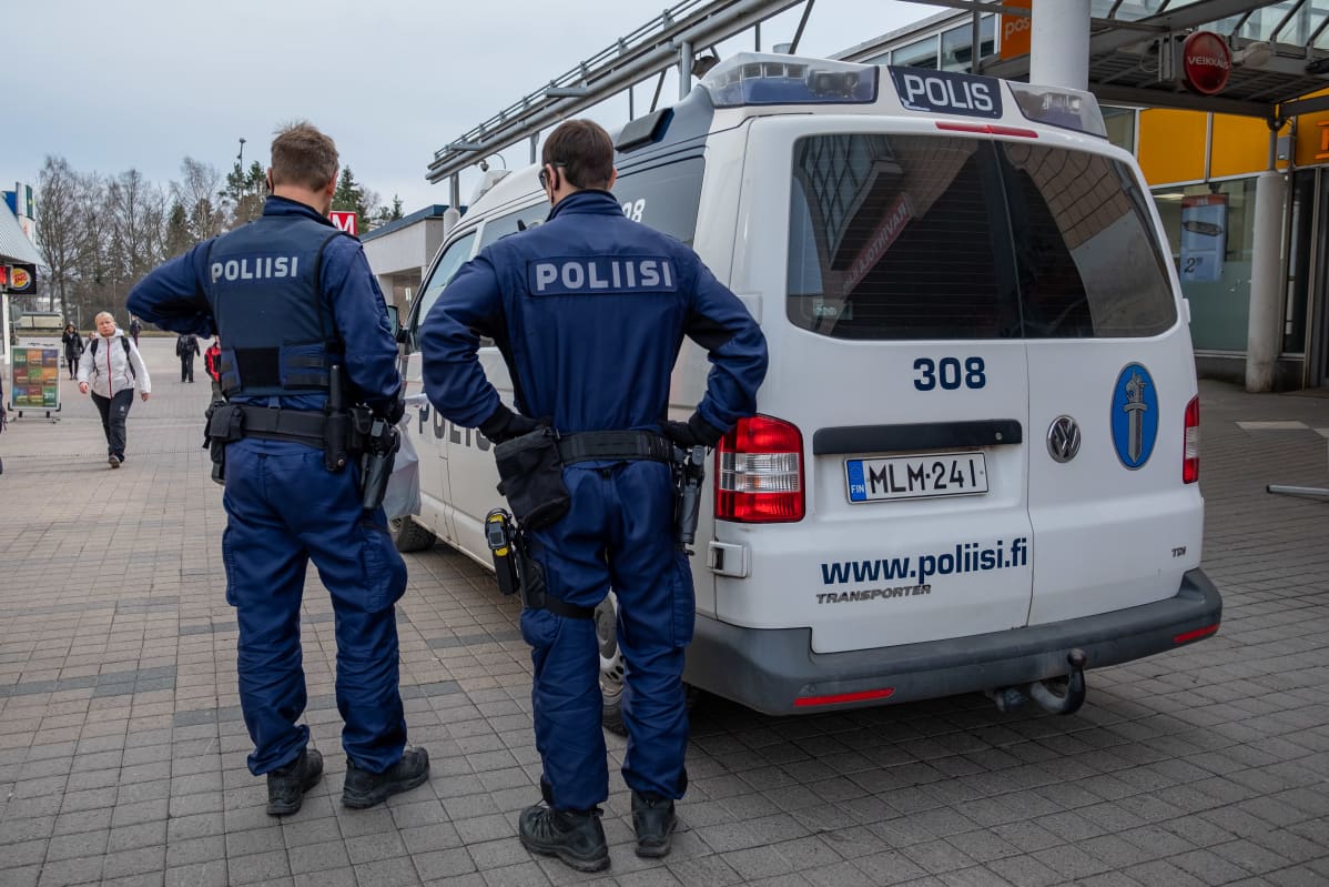Kaksi järjestyspoliisia ja poliisiauto Kontulan ostoskeskuksessa.