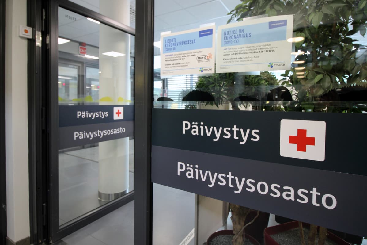 Mikkelin keskussairaalan päivystyksen ovet. Ovessa tiedote koronavirukseen liittyen.