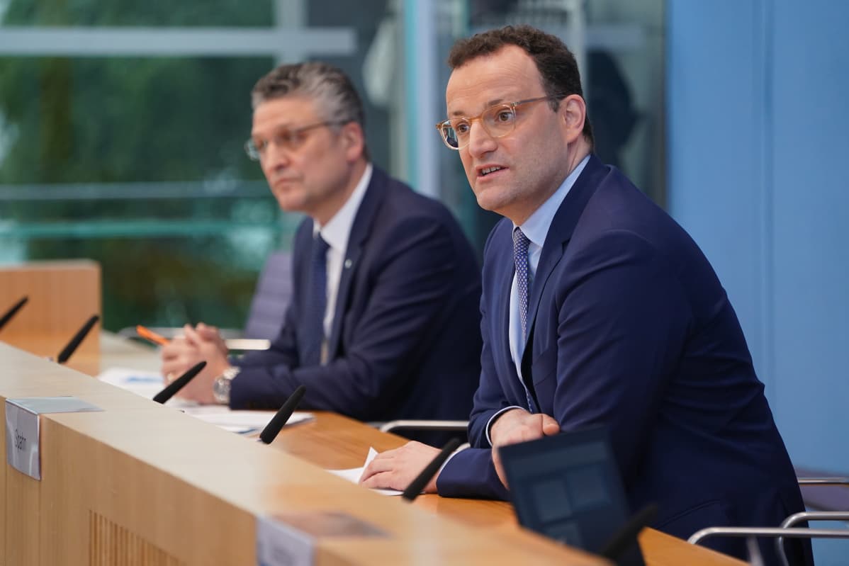 Robert Koch -instituutin johtaja Lothar Wieler (vasemmalla) ja Saksan terveysministeri Jens Spahn tiedotustilaisuudessa 17. huhtikuuta 2020.