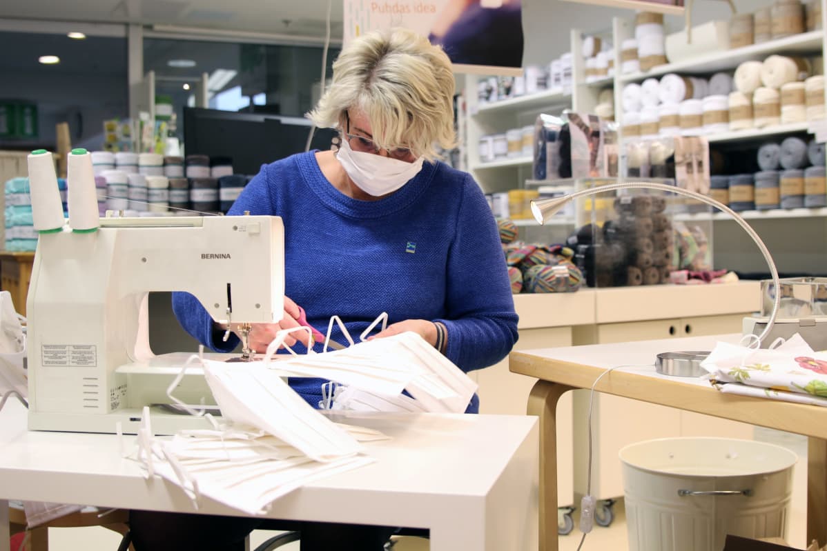 Kenkäveron toiminnanjohtaja Anne Ossi ompelee kasvomaskia Mikkelin Taito Shopissa.