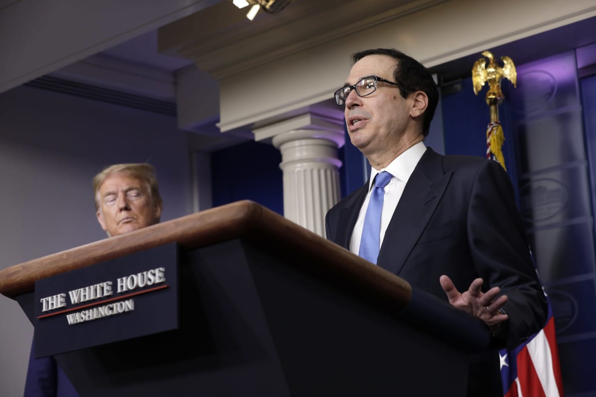 Steven Mnuchin puhujapöntössä vieressään presidentti Trump.