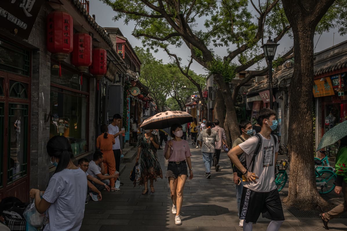 Turisteja kuuluisalla Nanluoguxiangin ostoskujalla Kiinan pääkaupungissa Pekingissä 1. toukokuuta 2020.