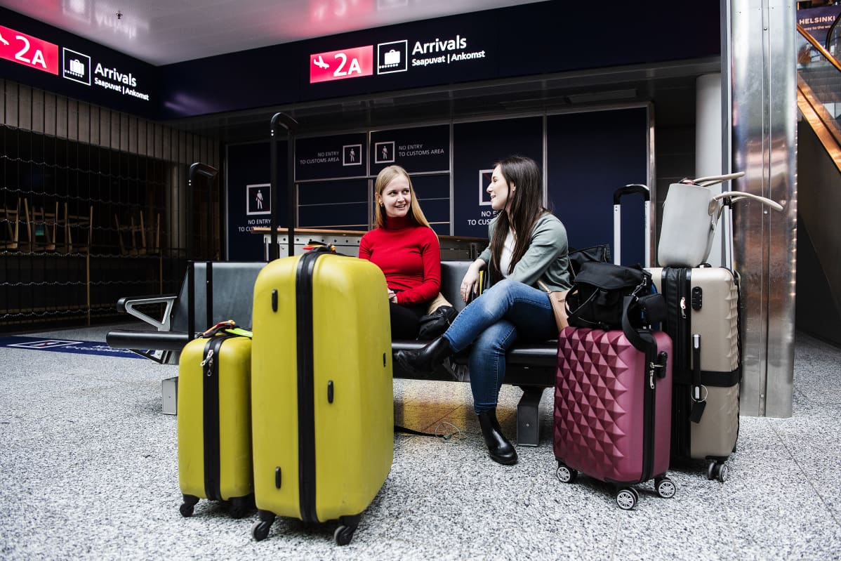 Kuvassa lentoasemalla ovat belgialainen EMMA VAN DE PERRE ja saksalainen KAROLINA HAMMEL. He ovat lähdössä Suomesta takaisin kotimaihinsa.