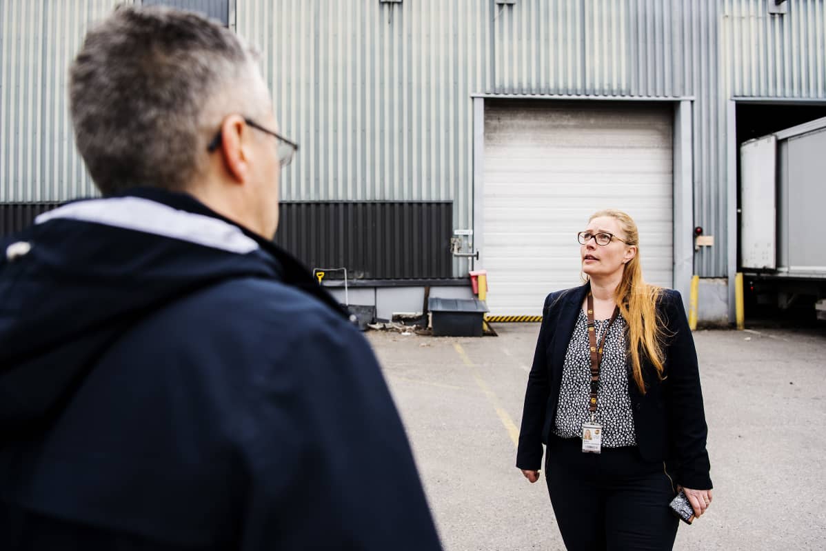 Kuvassa Star-Cargo Oy:n kautta UPS:lle työskentelevä toimitusjohtaja Håkan Stara juttelee UPS:n business manager Miina Kauttu-Hirvoselle.