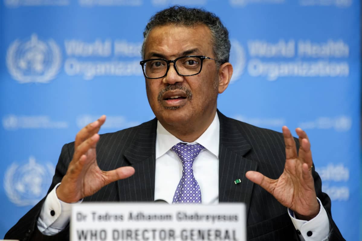 Maailman terveysjärjestön WHO:n pääjohtaja Tedros Adhanom Ghebreyesus puhuu käsillään viittilöiden.