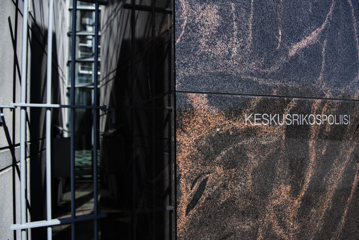 Kuvassa on kyltti, jossa lukee Keskusrikospoliisi.