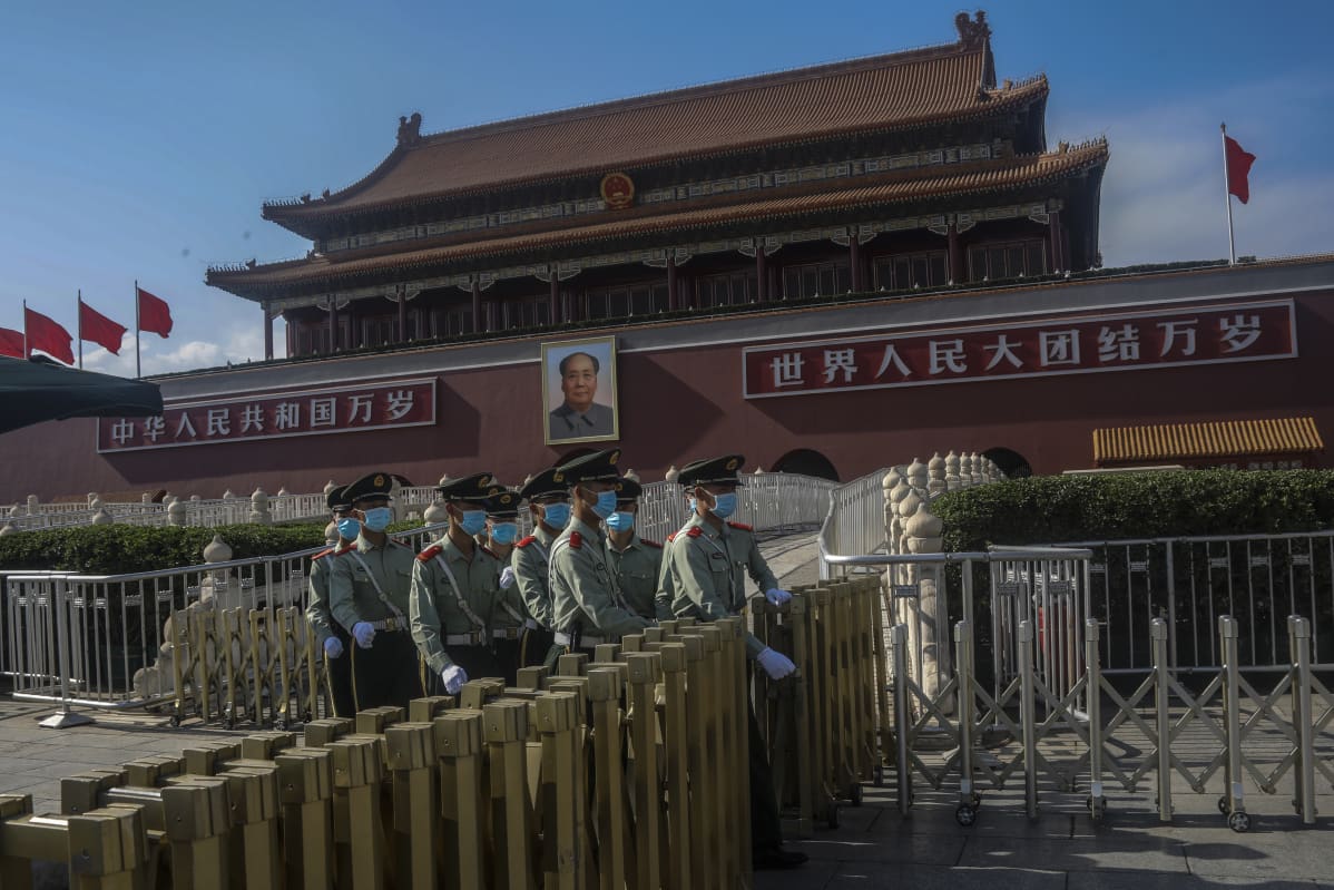 Poliiseja Tiananmenin aukiolla.