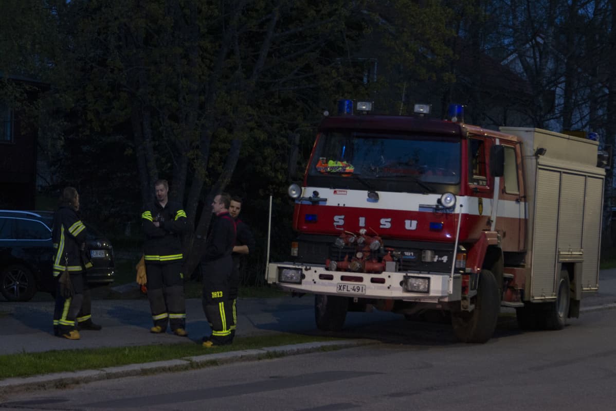Paloauto Tamperen Takahuhdin palopaikan lähistöllä