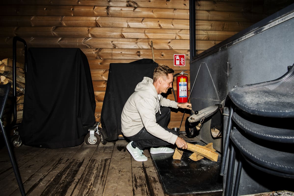 Näyttelijä Jasper Pääkkönen kuvattiin Helsingin Hernesaaressa aurinkoisena päivänä toukokuun lopulla.