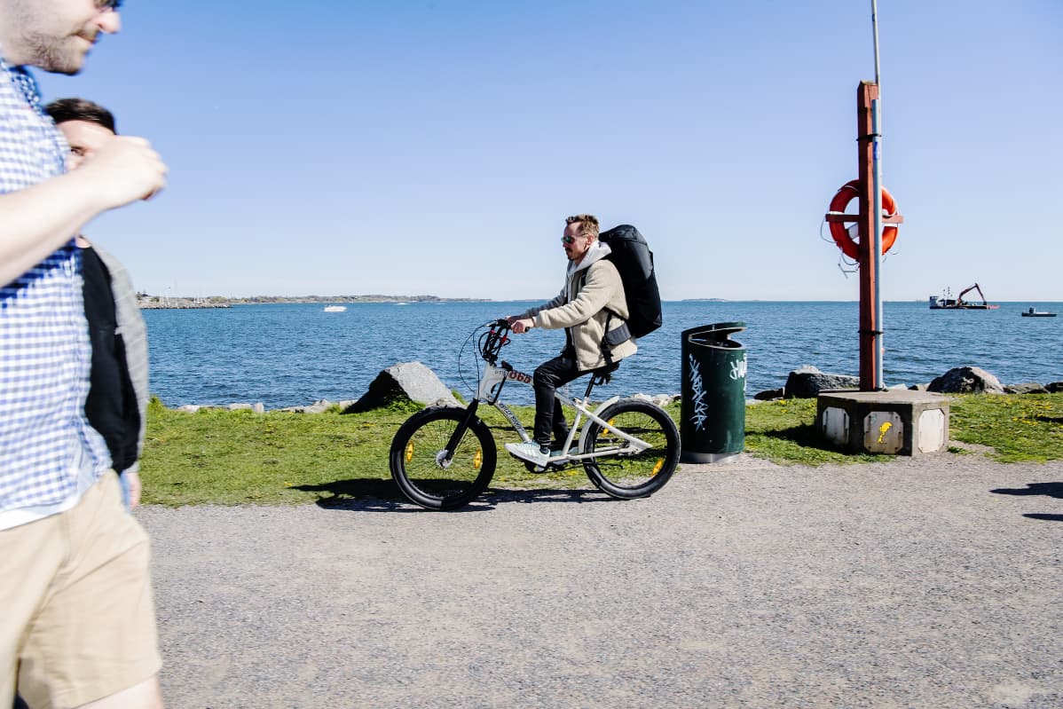 Näyttelijä Jasper Pääkkönen kuvattiin Helsingin Hernesaaressa aurinkoisena päivänä toukokuun lopulla.