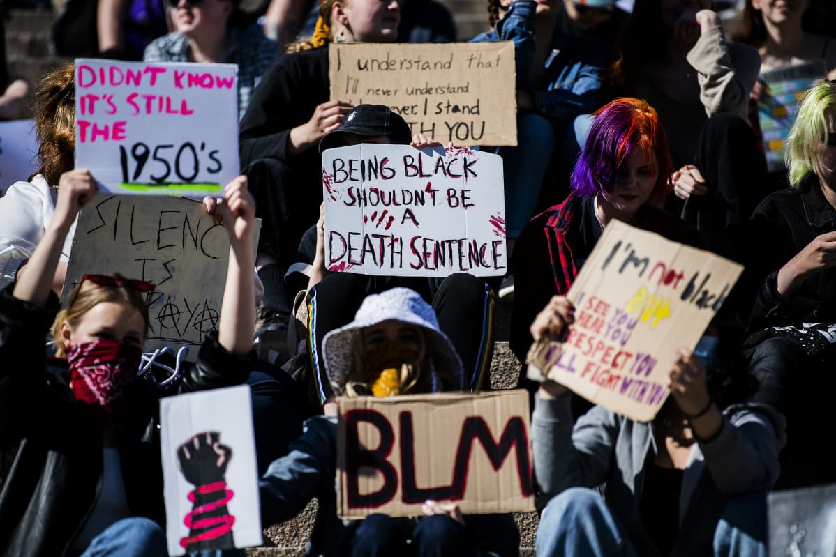 Helsingin Senaatintorilla oli 3. kesäkuuta 2020 tuhansia ihmisiä, jotka osallistuivat Black lives matter -mielenosoitukseen.