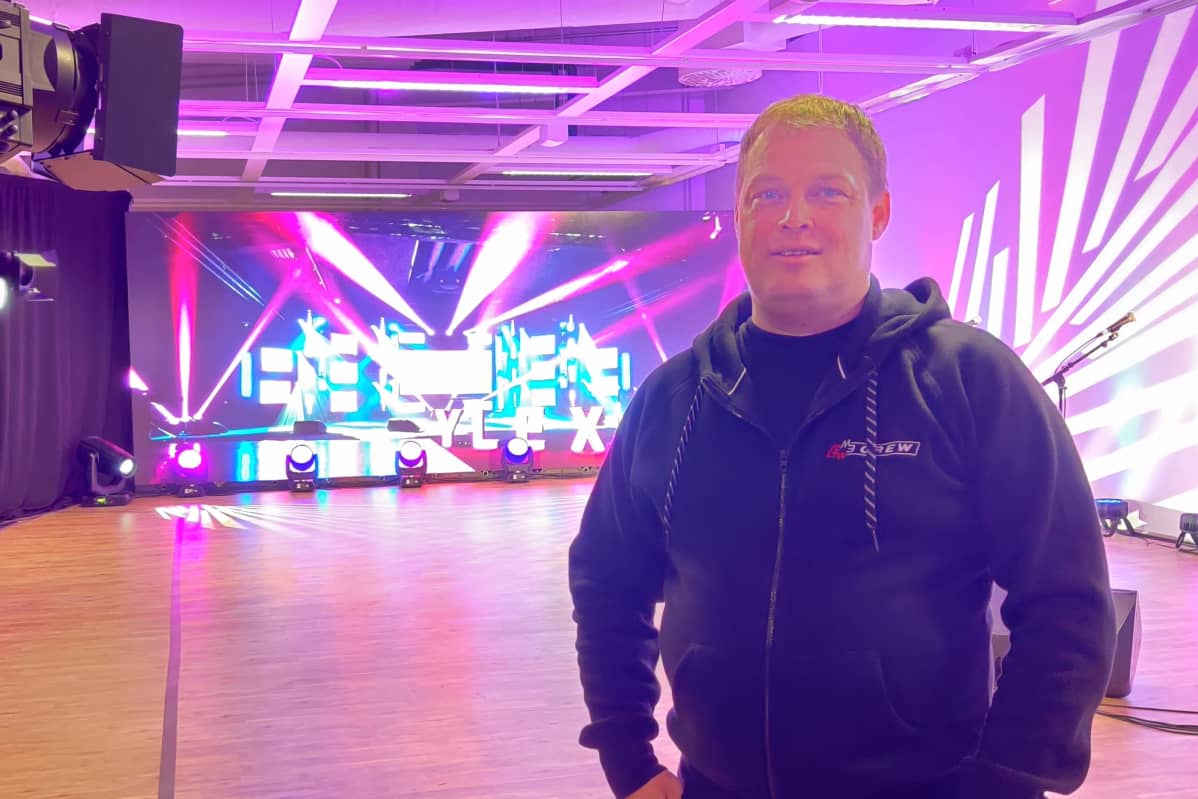 Eventworksin Markku Köngäs seisoo taustallaan tv-lavasteita.