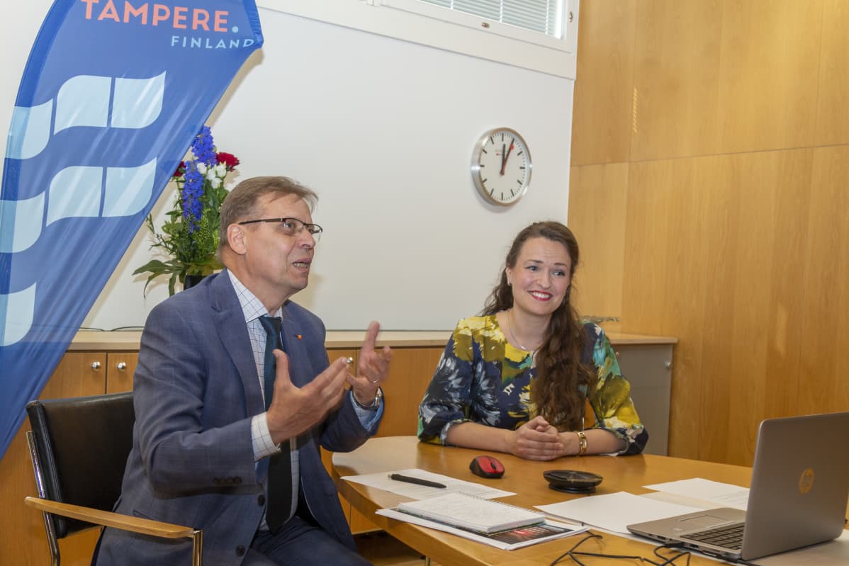 Tampereen pormestari Lauri Lyly ja Tampereen kaupunginhallituksen puheenjohtaja Anna-Kaisa Ikonen etäyhteydessä tasavallan presidentti Sauli Niinistön kanssa