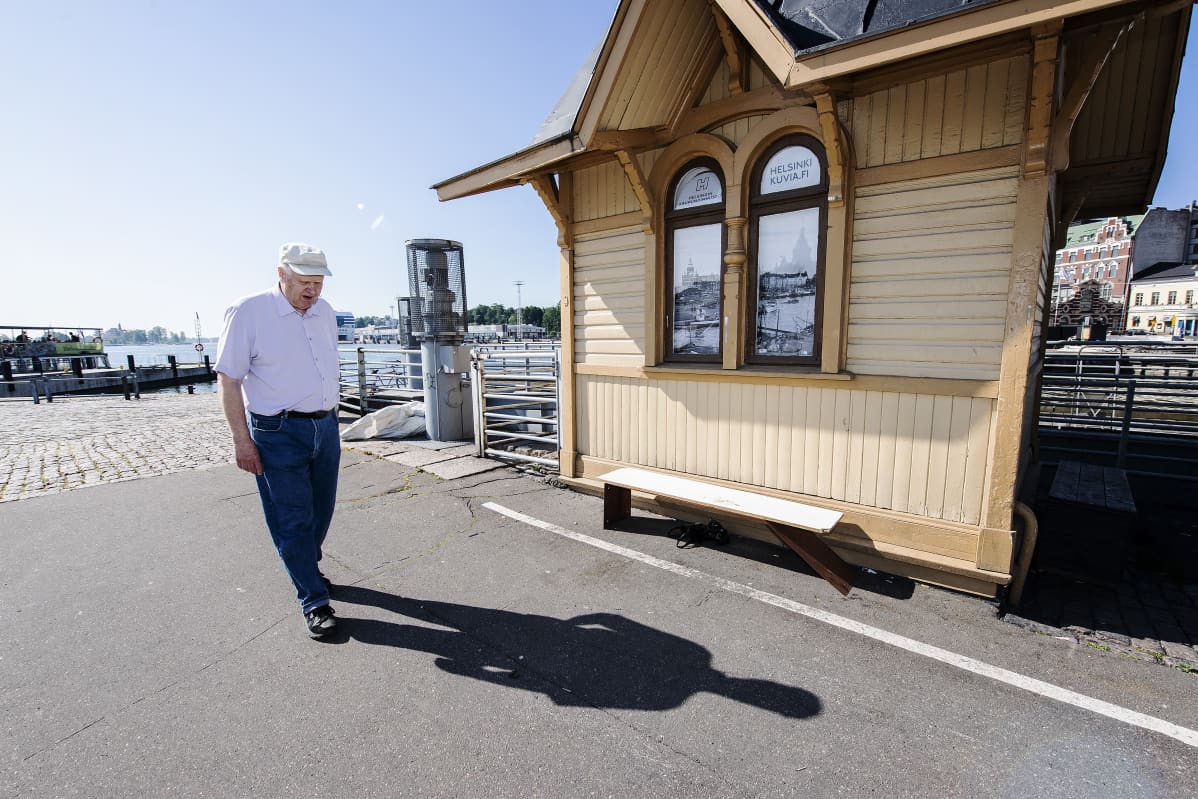 Kuvassa on poliitikko Seppo Kääriäinen Helsingin Kauppatorilla kesäkuussa 2020.