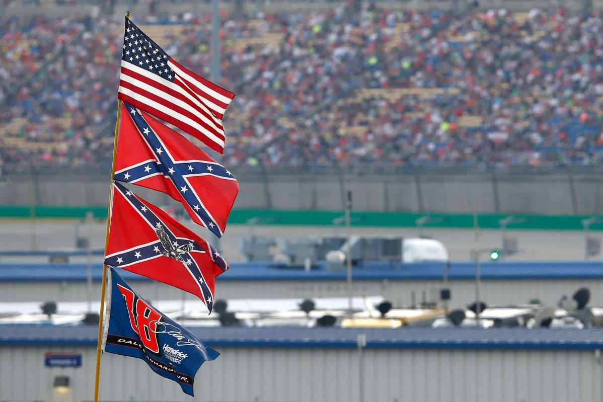 USA:s och sydstaternas flagga på Nascar-tävling 2015.