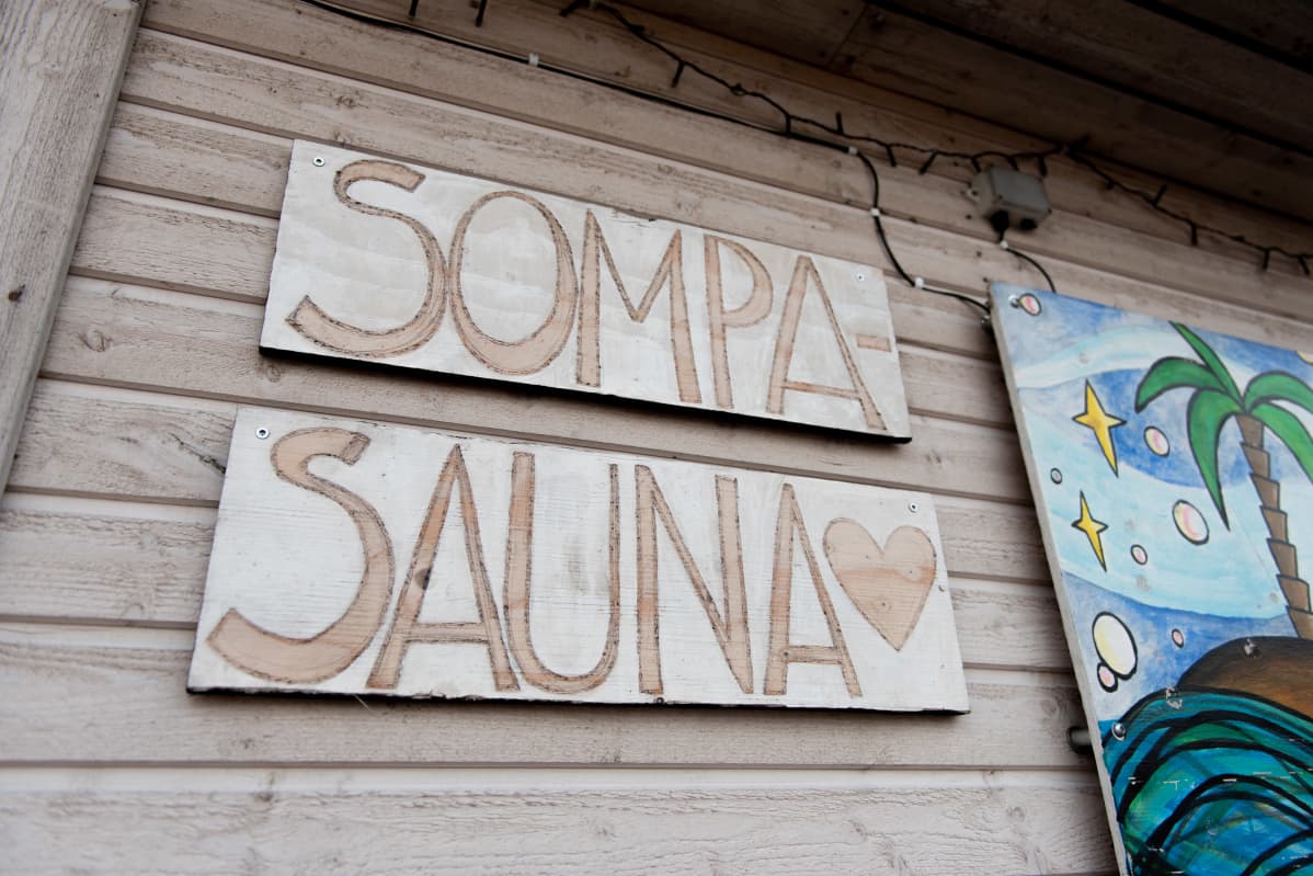 Kuvassa Sompasaunan kyltti.