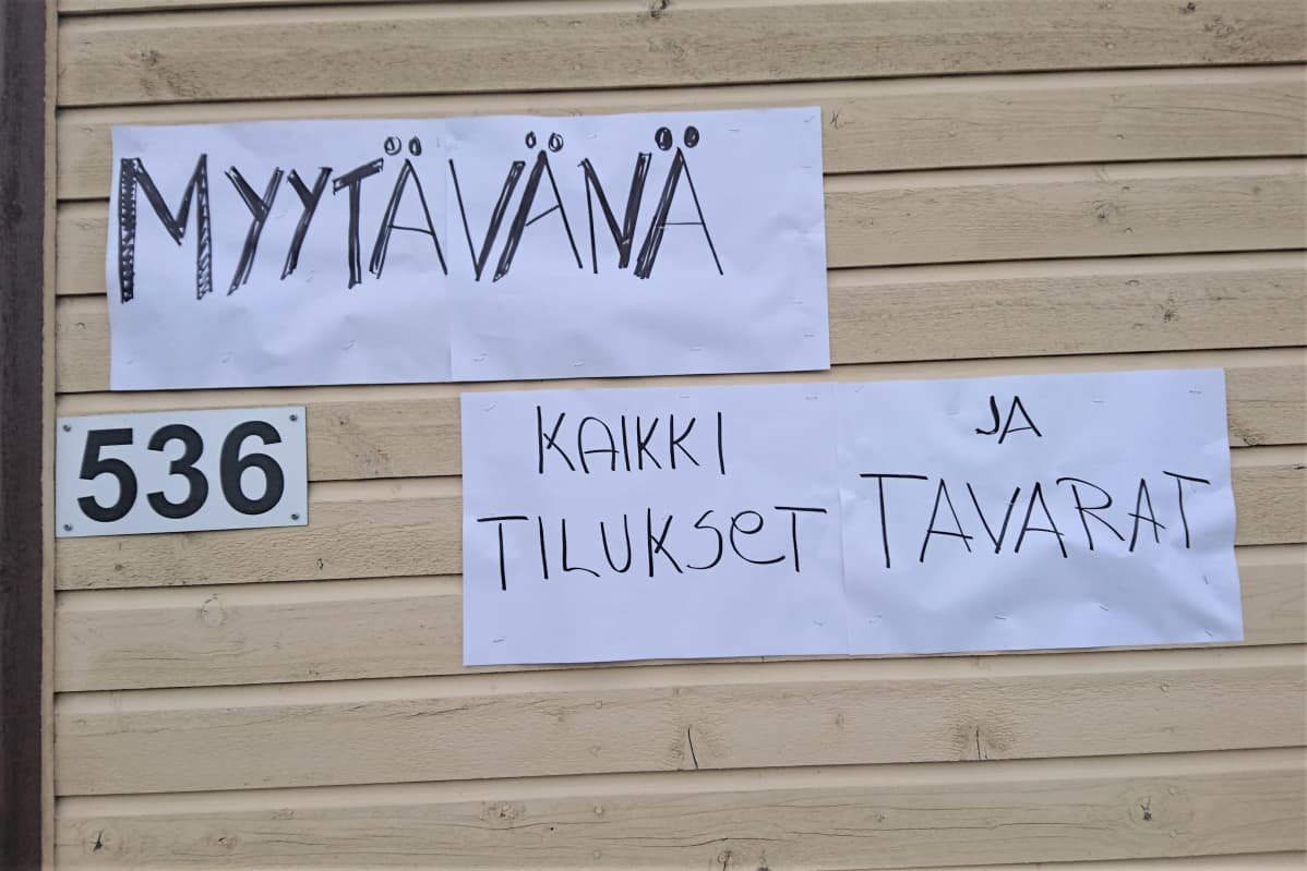 Talon seinässä on lappu, jossa lukee "Myytävänä kaikki tilukset ja tavarat".