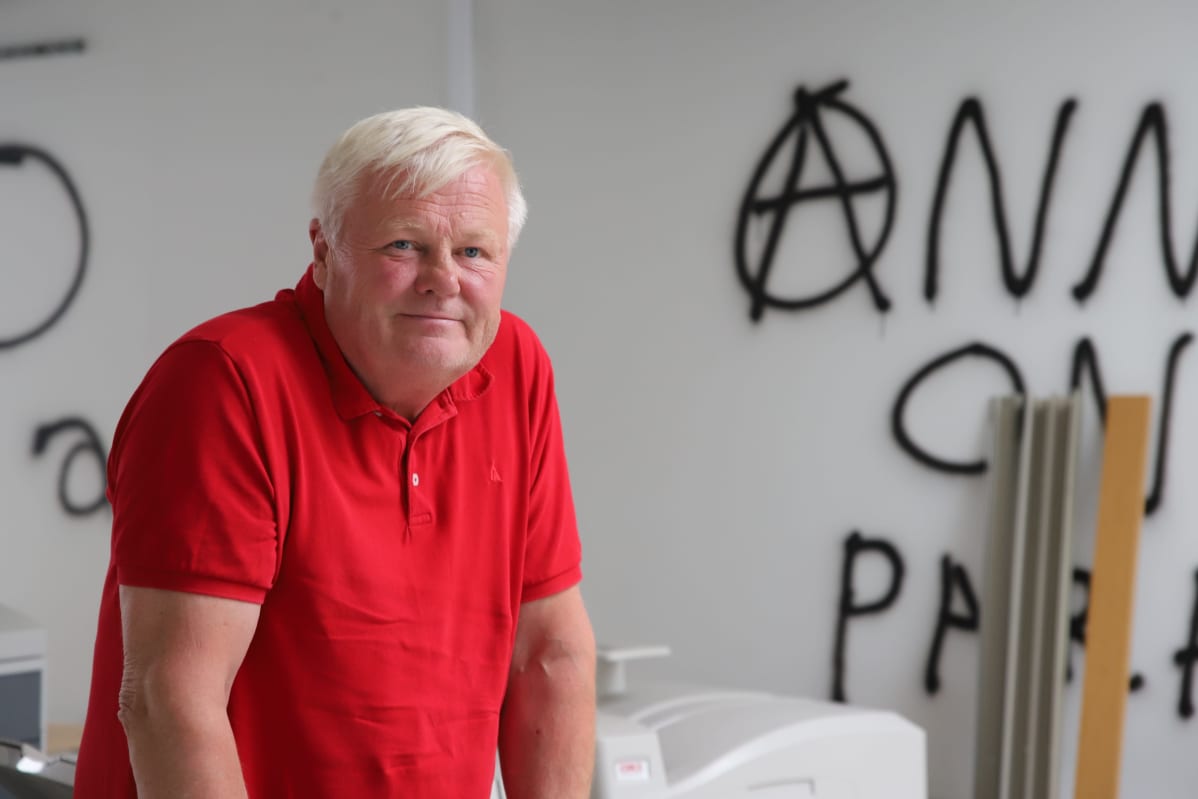 Padasjoen kunnanhallituksen puheenjohtaja Antti Räsänen esittelee varastohallia, jossa toimi ympäristörikoksen tehnyt kierrätysyritys