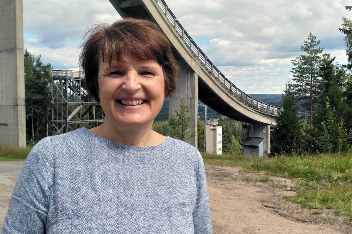 Jyväskylän kaupunginhallituksen puheenjohtaja Meri Lumela Matti Nykäsen mäen juurella.