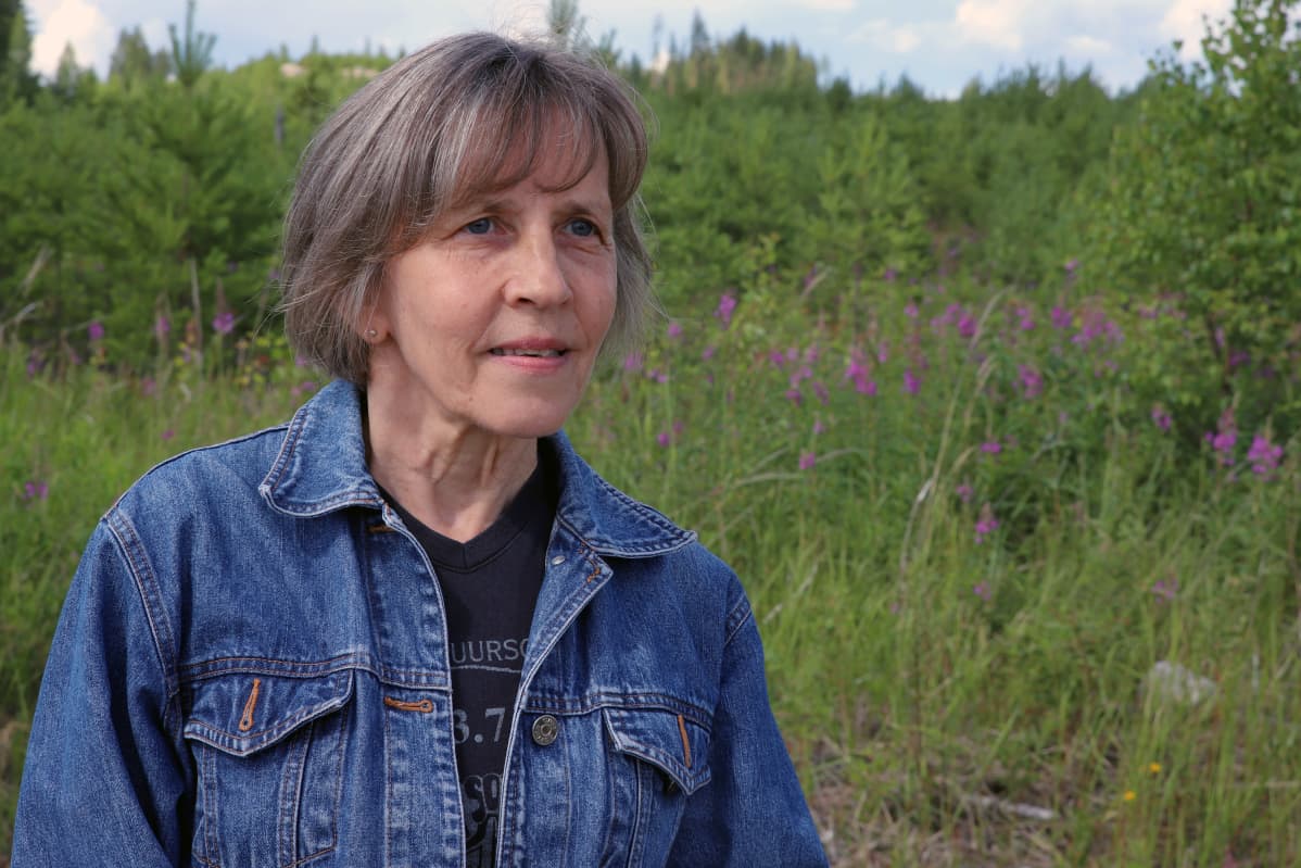 Sulkavalainen Ritva Kallio alueella, jossa Asta-myrsky teki tuhoja.